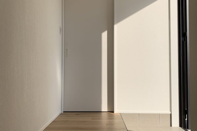 本を読み、畳でくつろぐ。何気ない時間が心地いい家